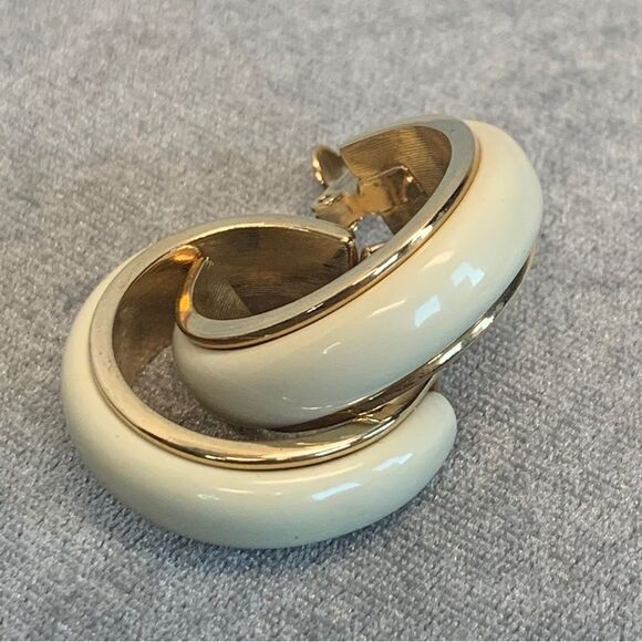 AVON Cream lacquer gold tone trim hoop clip on earrings - Picture 6 of 6